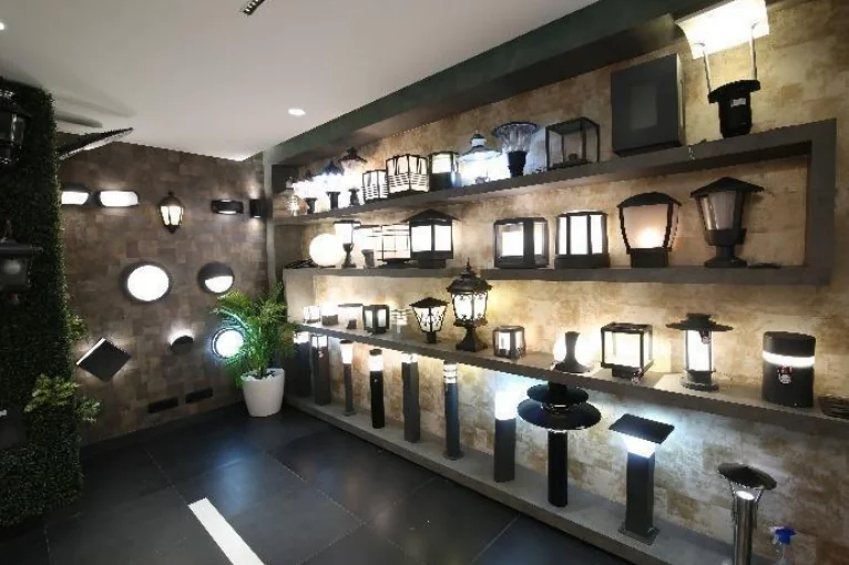 Commercial feature lighting installation